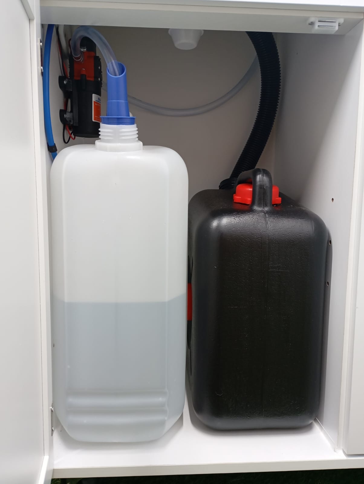 Portable raised basin hot water sink