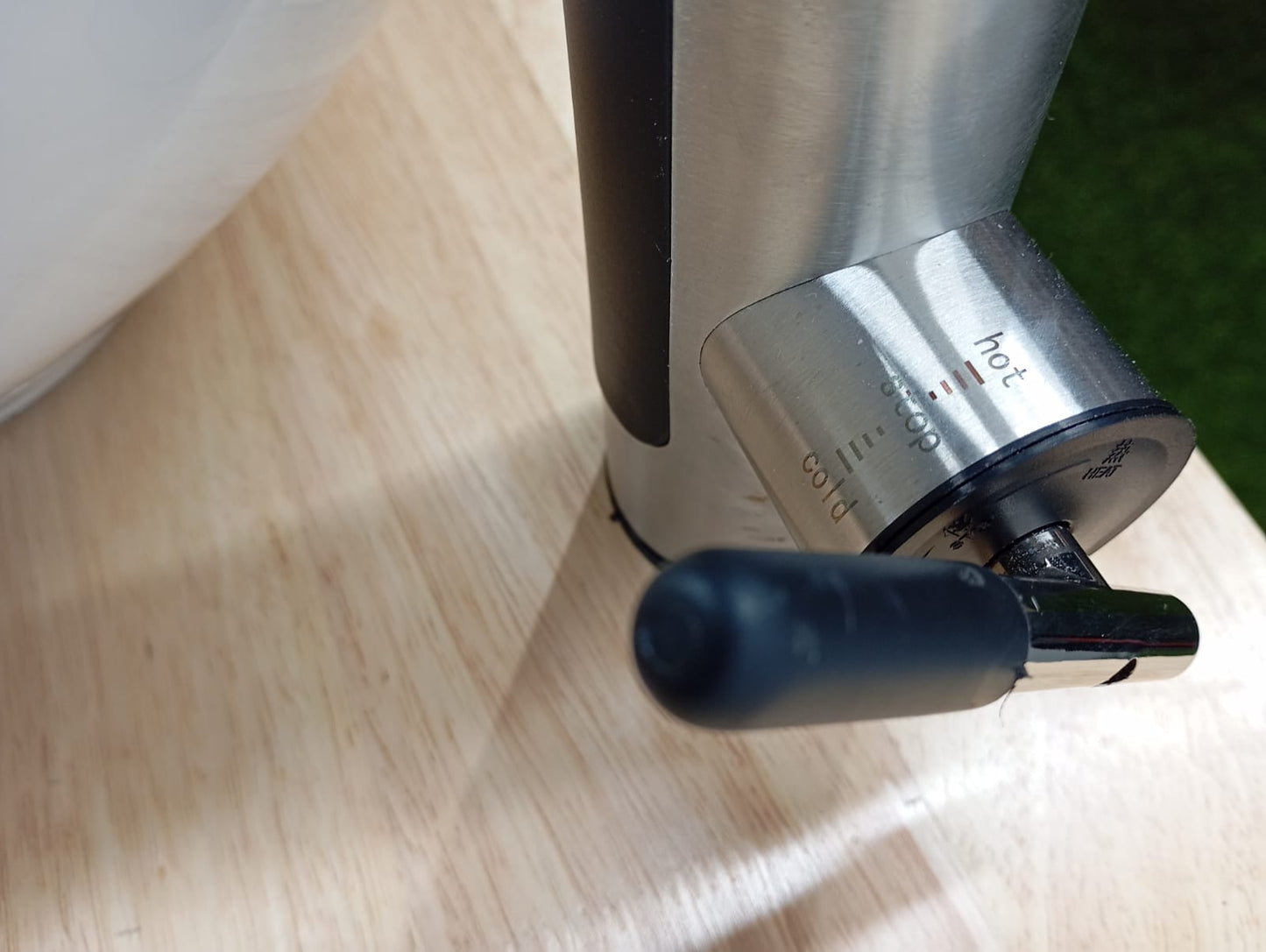 Portable raised basin hot water sink