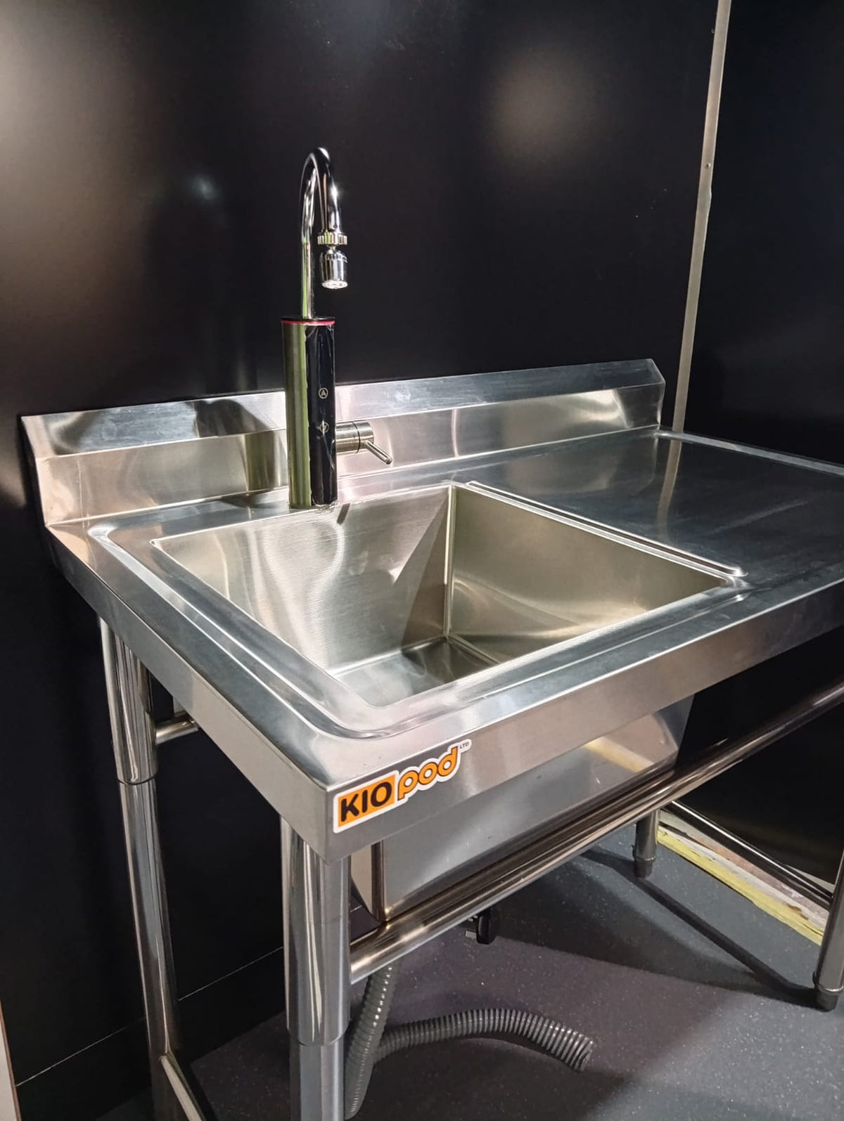 Single Hot/Cold Water No Plumbing Sink - Large Bowl and Drainer
