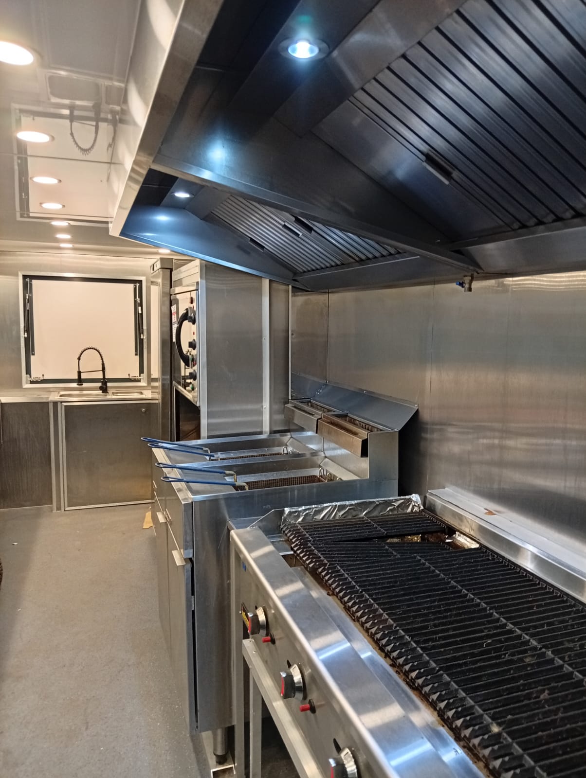 Cooking equipment, extraction and sinks inside the Afromufasa catering trailer