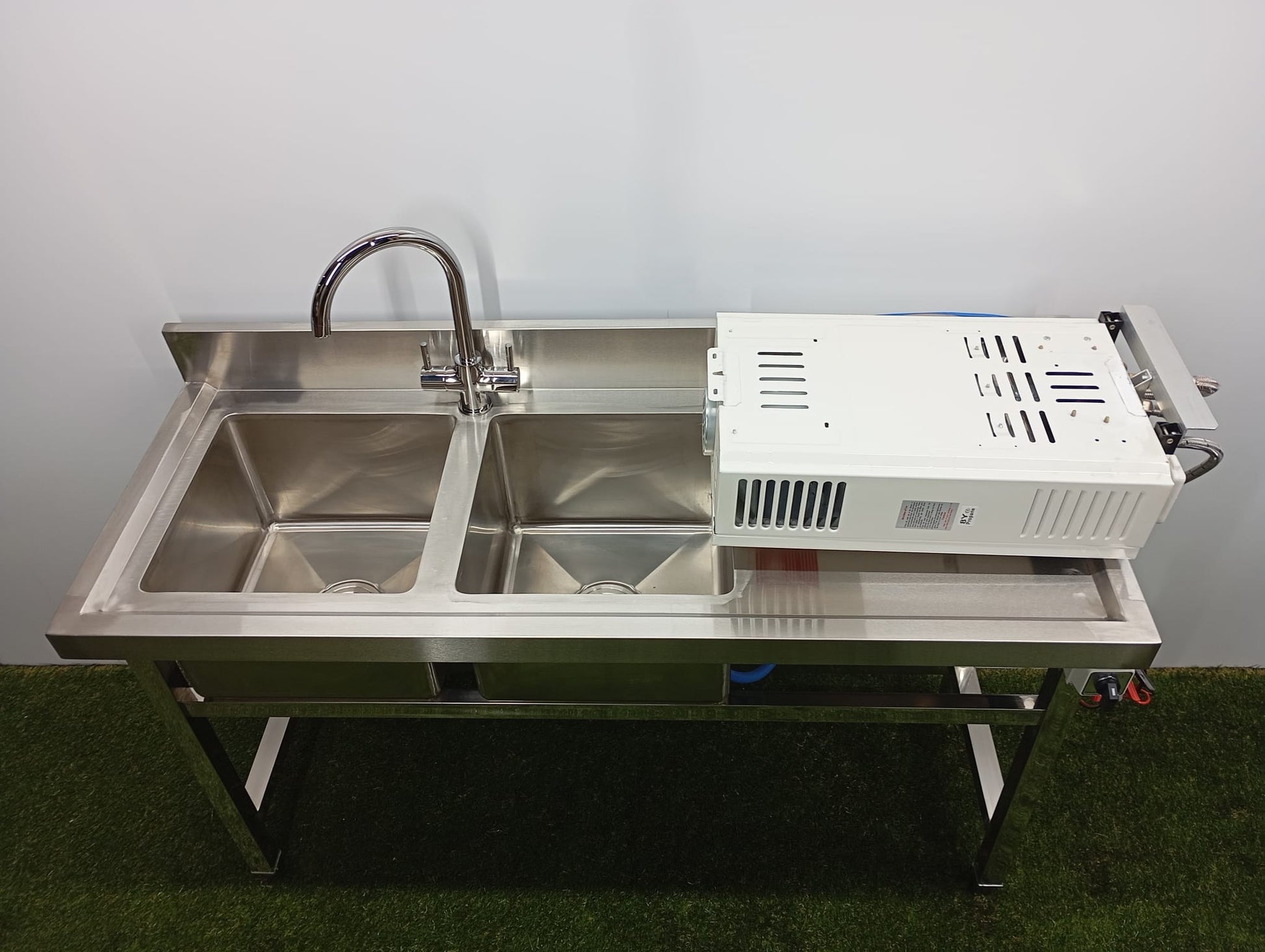 Stainless steel sink with a gas heater